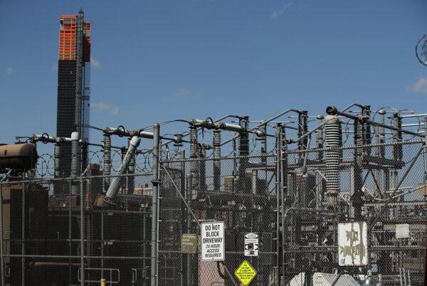 A Con Edison power plant stands in a Brooklyn neighborhood across from Manhattan in New York on March 15, 2018. (Spencer Platt/Getty Images)