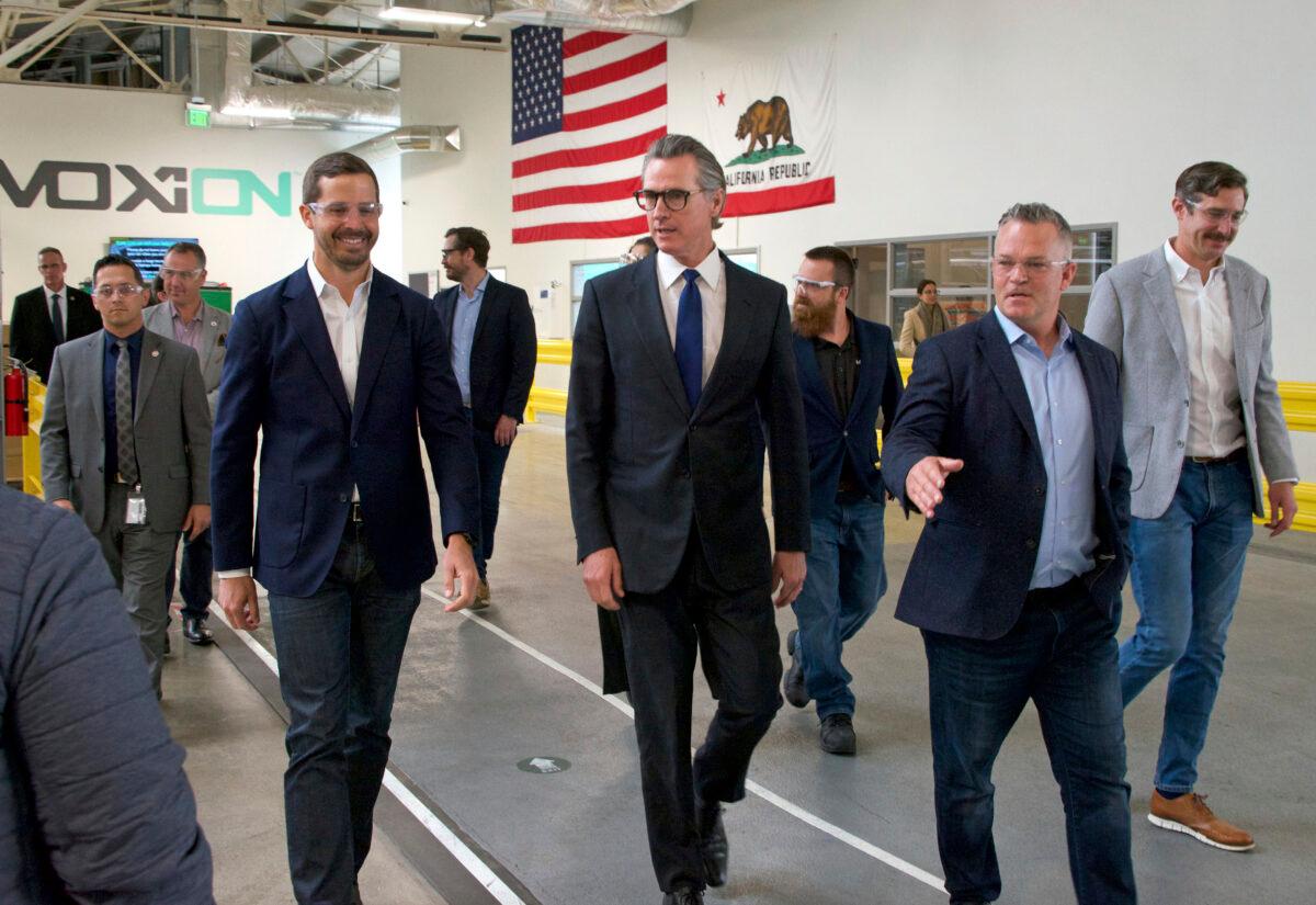 Gov. Gavin Newsom (C) walks with MOXION employees in Richmond, Calif., on May 25, 2023. (Sheila Fitzgerald/California Governor's Office via AP)