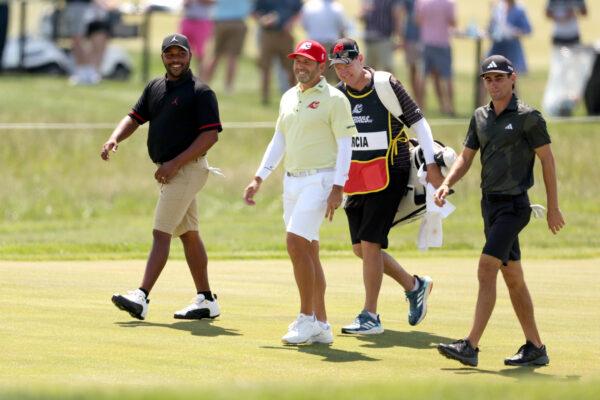  Harold Varner III (L) of RangeGoats GC talks with Sergio Garcia (C) of Fireballs GC and Joaquin Niemann of Torque GC while walking to the ninth green during day one of the LIV Golf Invitational—DC at Trump National Golf Club in Sterling, Virginia, on May 26, 2023. (Rob Carr/Getty Images)