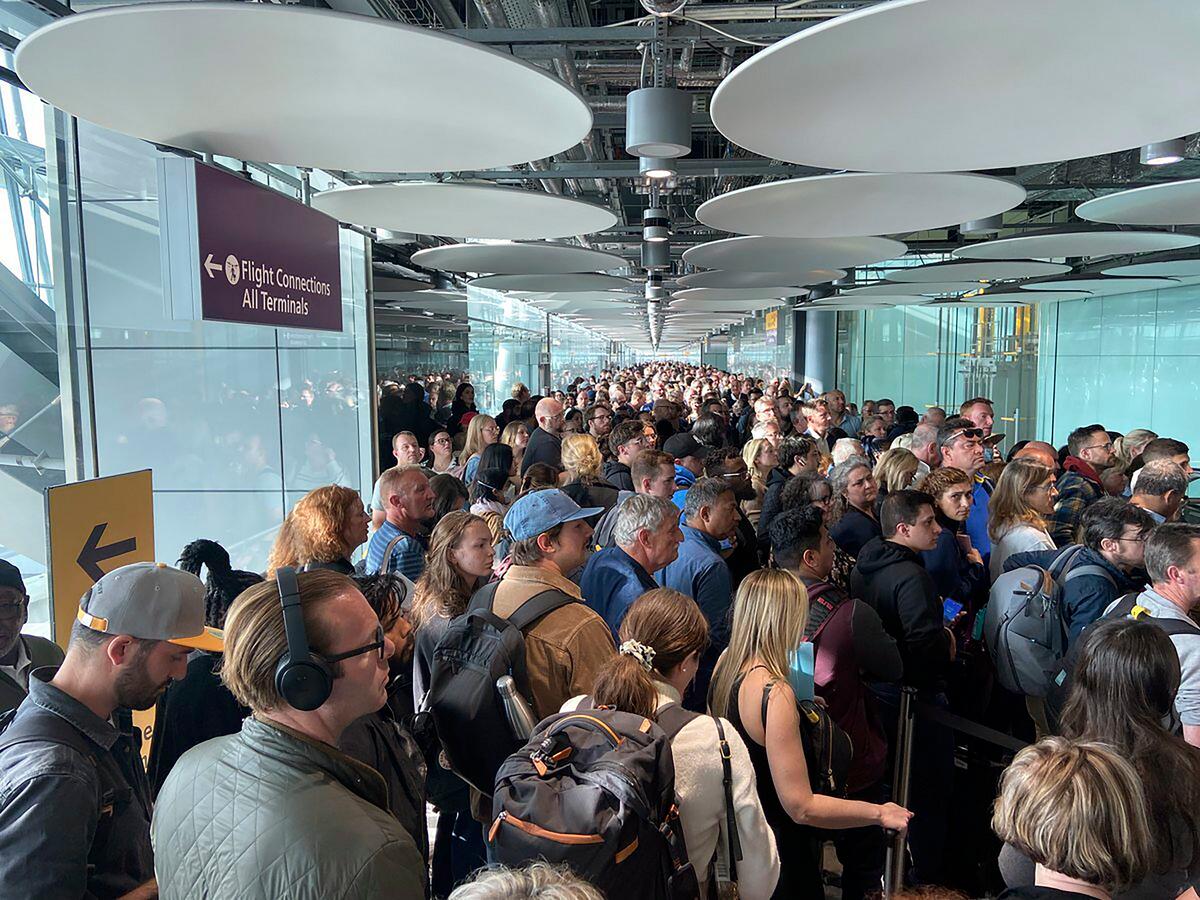 Systems Error Affecting Electronic Gates Leaves Travelers to UK Waiting for Hours