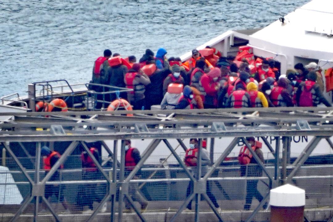 Suspected Gang Leaders Arrested for Smuggling Illegal Immigrants on Small Boats