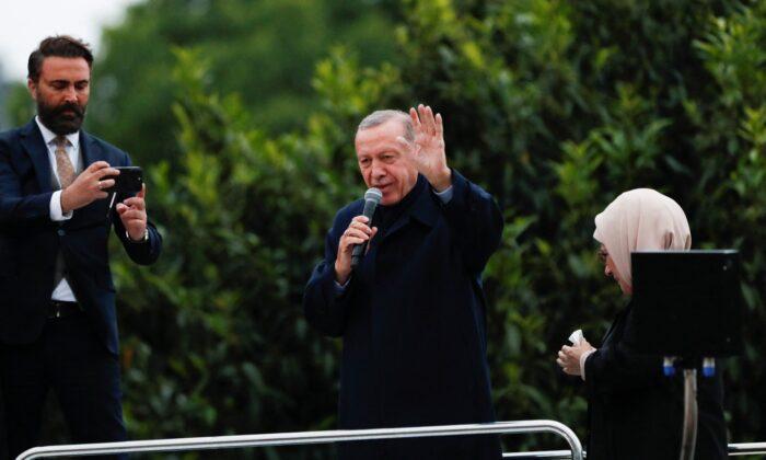 Turkey’s Erdogan Secures 5 More Years in Tight Presidential Runoff