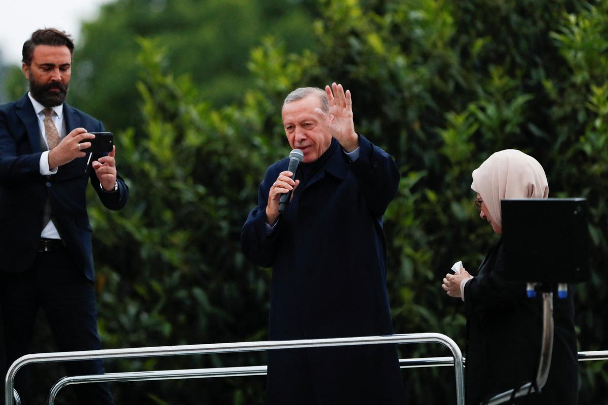 Turkey’s Erdogan Secures 5 More Years in Tight Presidential Runoff