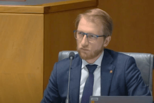 Senator James Paterson talking to AFP officials in the Senate. (Screenshot via The Epoch Times/Parliament of Australia website [CC BY-NC-ND 3.0 AU])