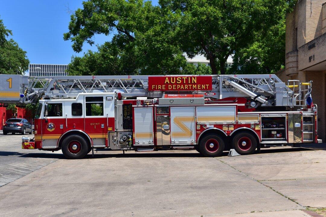 Texas Firefighter Stabbed While Fighting Blazes Along Interstate