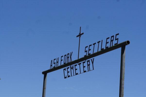 Ash Fork Settlers Cemetery in Ash Fork, Ariz., on Memorial Day, May 29, 2023. (Allan Stein/The Epoch Times)