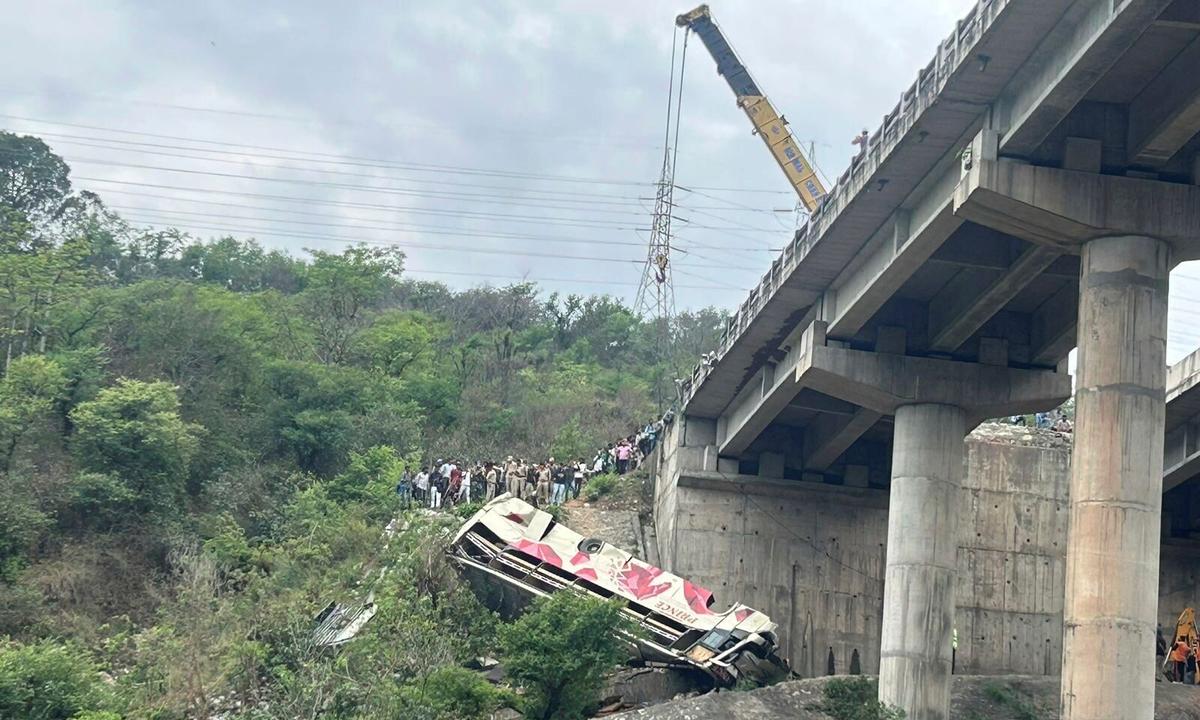 At Least 10 Dead, 55 Injured as Bus of Hindu Pilgrims Falls Into Gorge in Indian-Controlled Kashmir