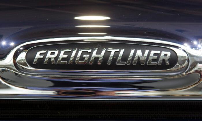 US Opens Probe Into Freightliner Trucks Automatically Braking Without Obstacle in Road
