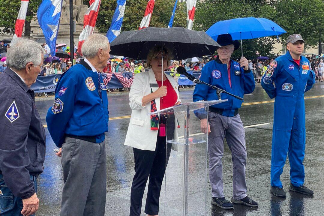 Apollo Astronauts Say US Needs to Take Space Seriously in ‘New Cold War’ With China