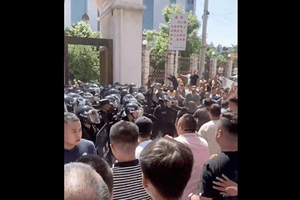 A photo obtained from Chinese social media shows Chinese Muslim protesters in a standoff with riot police outside Najiaying Mosque in Nagu town in Yunnan Province, China, on May 27, 2023. (Screenshot via The Epoch Times)