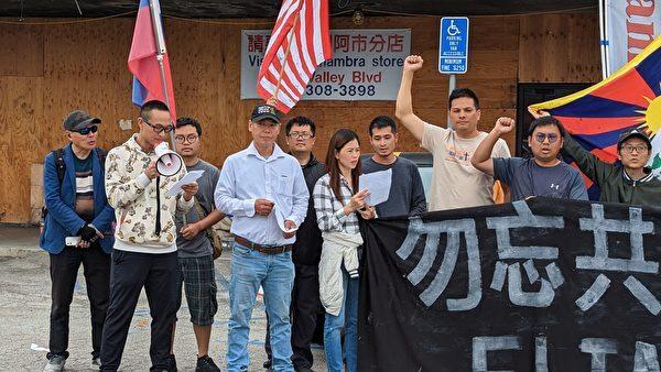 Rights defender Li Beixing (wearing a white shirt and cap) speaks at an event commemorating the 1989 Tiananmen Square massacre in Los Angeles, Calif., on May 28, 2023. (Shawn Ma/The Epoch Times)