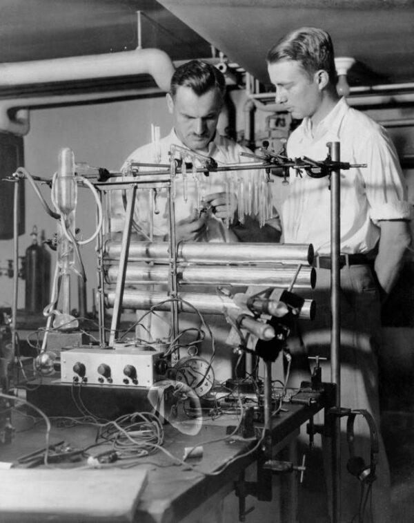 Arthur Compton (L) at the University of Chicago in 1933 with a graduate student next to his cosmic ray telescope. (Public Domain)