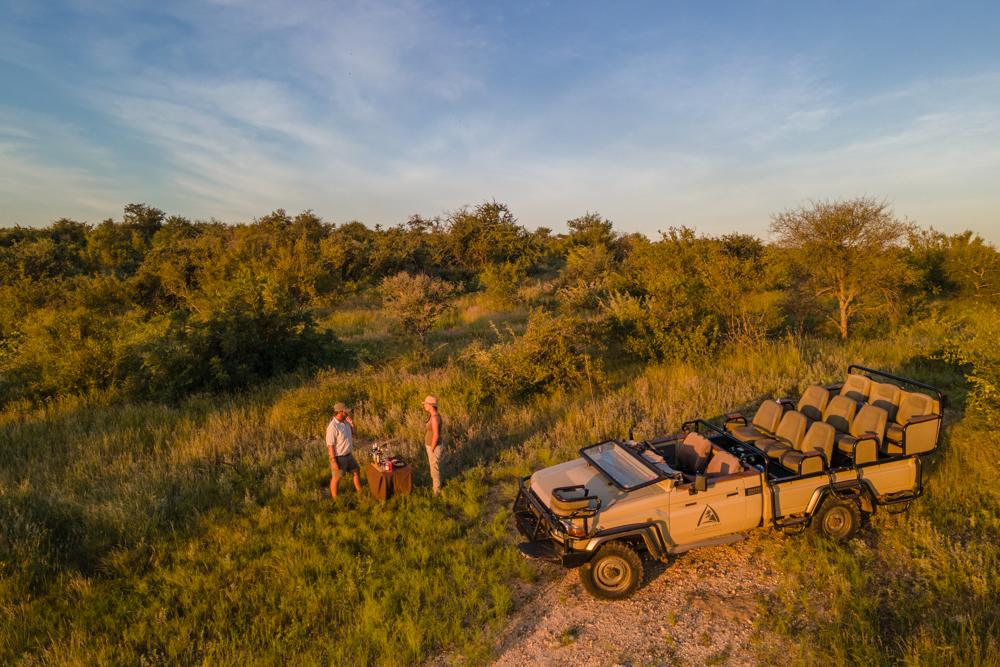 Safari-goers enjoy a food break from their game drive at Klaserie Private Nature Reserve, South Africa. (Klaserie Drift Safari Camps)