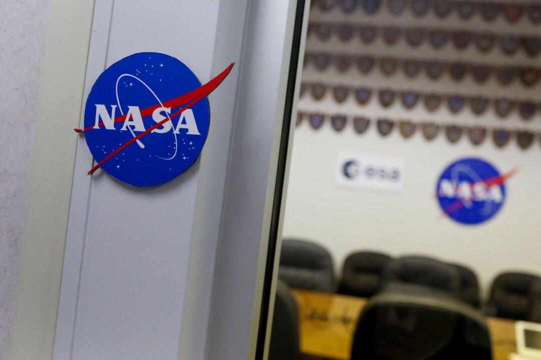 4 Volunteers Begin 378-Day Stay in NASA Structure Simulating Mars