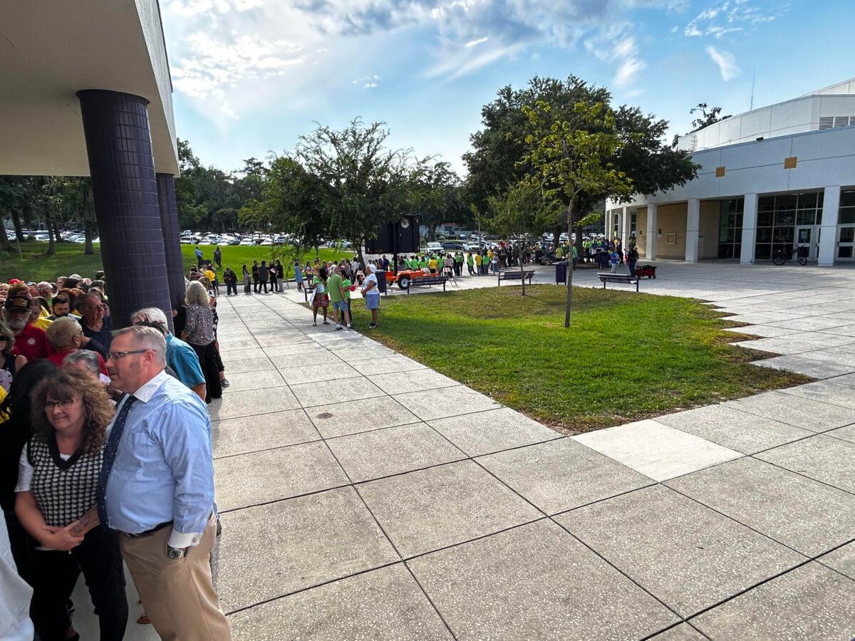 Hundreds of people stood in line to attend the Hernando County School Board meeting in Hernando County, Fla., on May 30, 2023. (Patricia Tolson/The Epoch Times)