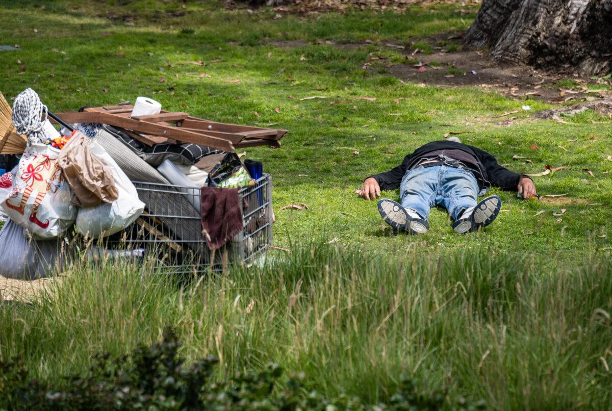 Santa Monica Residents, Business Owners Reach ‘Breaking Point’ on Crime and Homelessness | USNN World News  A homeless man in Santa Monica, Calif., on June 2, 2023. (John Fredricks/The Epoch Times)