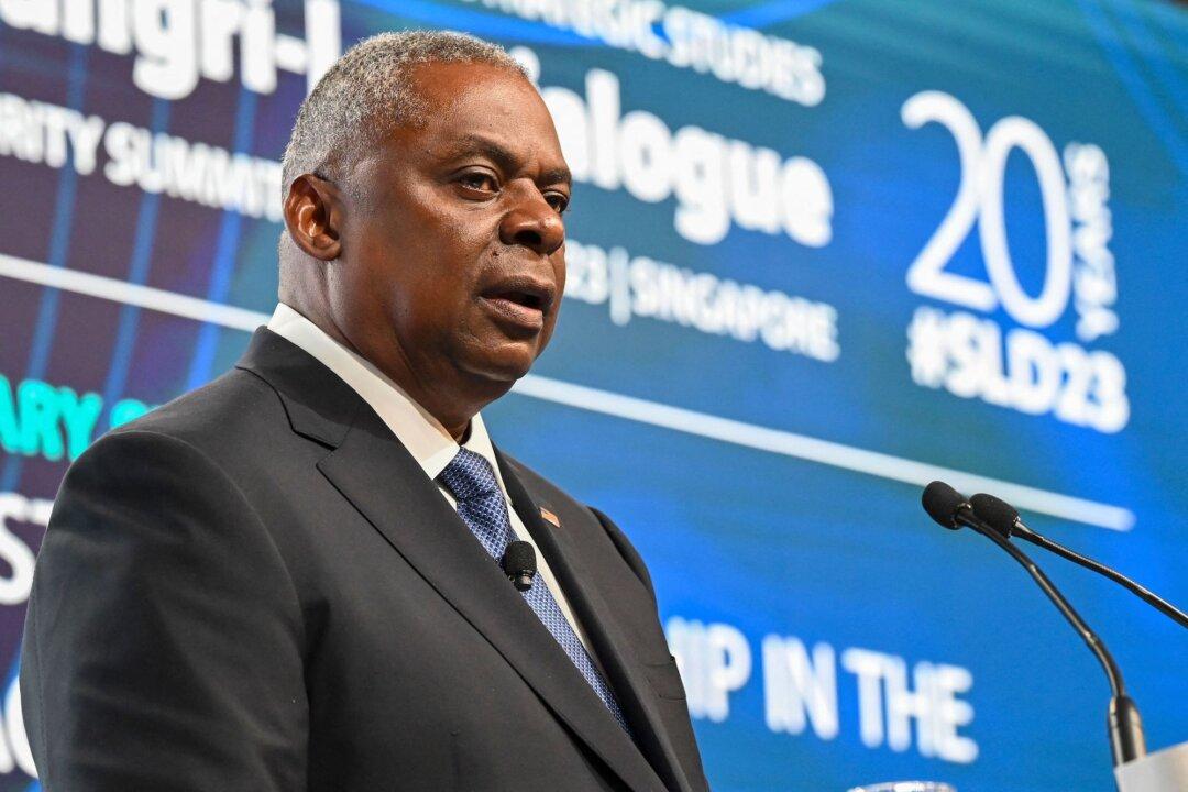 US Defense Chief Calls on Beijing to Engage in Dialogue to Avoid Conflict