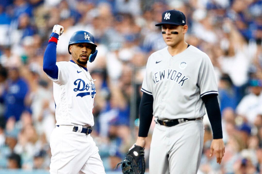 Betts Hits 2 HRs, Kershaw Beats Yankees for 1st Time in Dodgers’ 8–4 Win