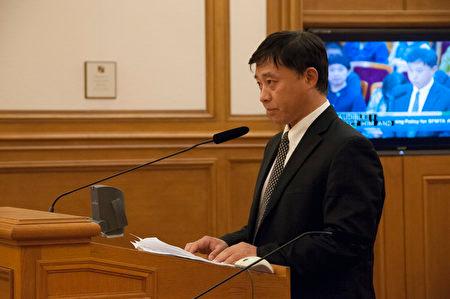 Bu Dongwei presenting his testimony at the San Francisco City Hall on Dec. 6, 2016. (Zhou Fenglin/The Epoch Times)