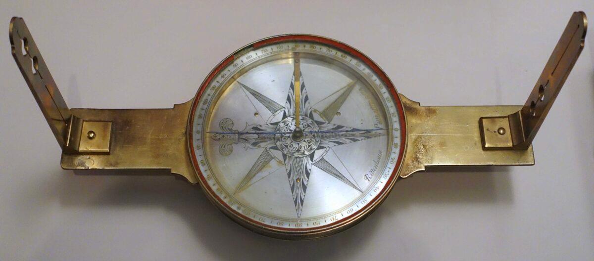 A surveyor’s compass, made by David Rittenhouse, believed to be given to George Washington in 1782. Exhibited in the National Museum of American History, Washington, D.C. (Daderot (CC0 1.0, CreativeCommons.org/publicdomain/ zero/1.0))