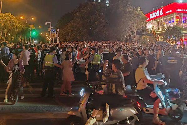 Thousands of Chinese Parents Protest Against Forced Transfer to New School