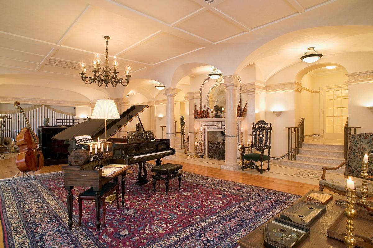 As this was Billy Joel’s home, it's no surprise the expansive living room has plenty of room for a grand piano. (Courtesy of Tyler Sands/Daniel Gale, Sotheby’s International Realty)