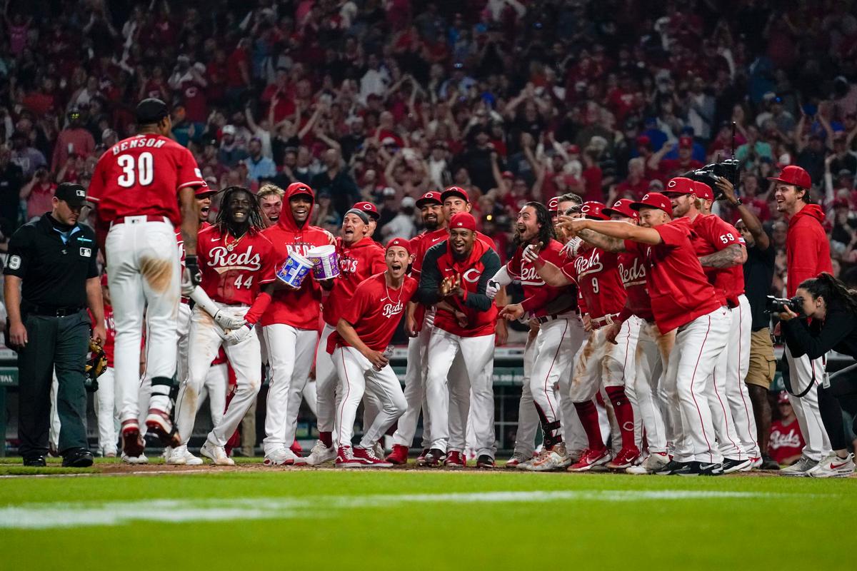 Reds’ De La Cruz Hits 1st Homer, Dodgers Skid at 4 With 8–6 Loss