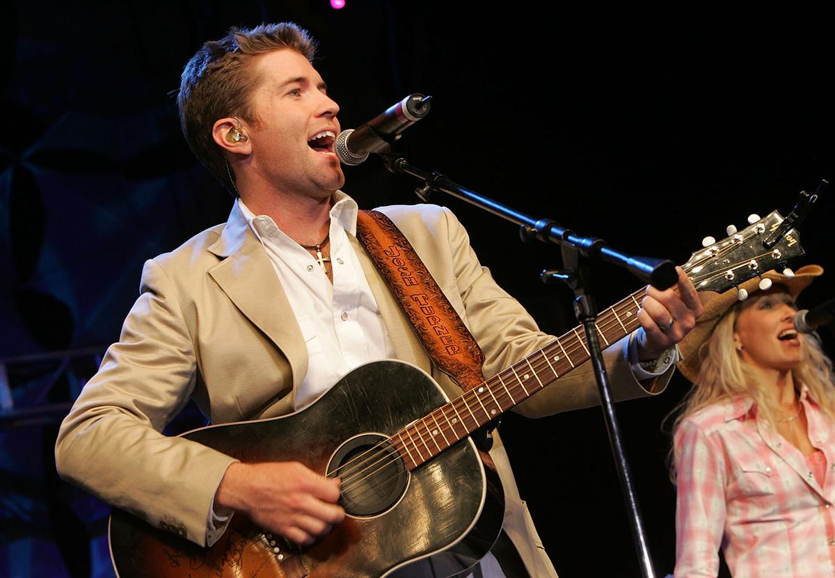 Musician Josh Turner performs onstage with his wife at the second Annual New Artist Show at the Mandalay Bay in Las Vegas, 2005. (Kevin Winter/Getty Images)