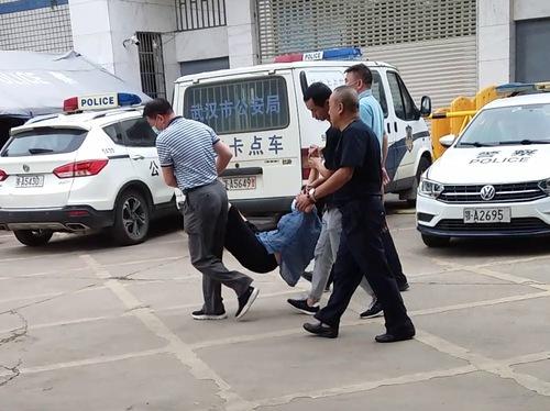 Wuhan plainclothes police officers abduct Falun Gong practitioner Zhou Ailin on September 29, 2021. (Minghui.org)