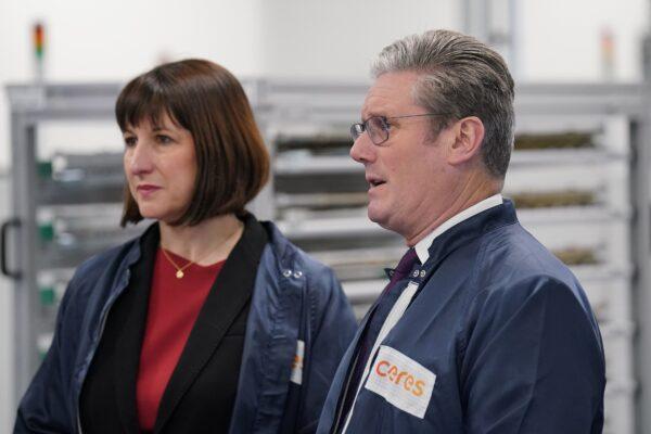 Labour leader Sir Keir Starmer and shadow chancellor Rachel Reeves during their tour of production facilities of the fuel cell manufacturer, Ceres Power, in Surrey, England, on March 13, 2023. (Jonathan Brady/PA Media)