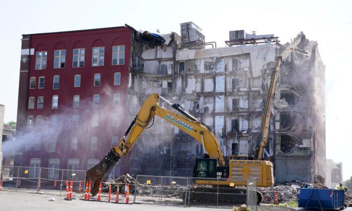 Crews Begin Demolishing Remains of Collapsed Iowa Building