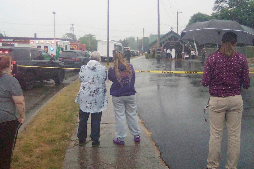 One Dead After Tour Boat Capsizes in Erie Canal Water Tunnel Cave in Lockport, New York