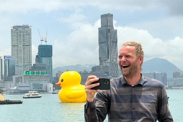 After a 10-year hiatus, the giant rubber Yellow Duck becomes a "pair" and returns to Hong Kong. Dutch artist Florentijn Hofman, creator of the duck, hopes that this time he can bring a pair of ducklings together to bring double luck to Hong Kong. (Gigi Lin/The Epoch Times)