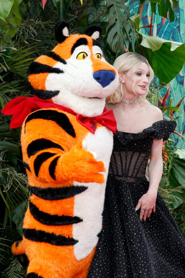 Tony the Tiger and Dylan Mulvaney pose for a photo at the 76th Annual Tony Awards at United Palace Theater in New York, on June 11, 2023. (Dominik Bindl/Getty Images)