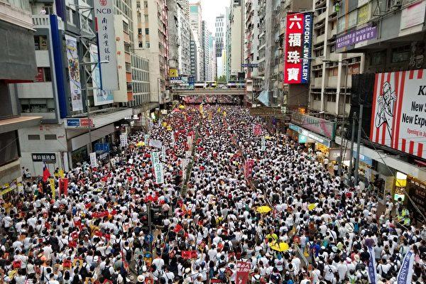2019年6月9日,香港,上百萬人參加的「反送中」大遊行隊伍擠滿整條街道。(宋碧龍/大紀元)