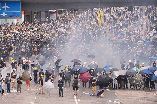 This picture shows on June 12, 2019, more than 10,000 Hong Kong citizens went to the Government Headquarters in Admiralty and outside the Legislative Council to petition, urging the government to withdraw the Fugitive Offenders (Amendment) Ordinance. The police violently suppressed the unarmed demonstrators with undue violence. (Sung Pi-Lung/The Epoch Times)
