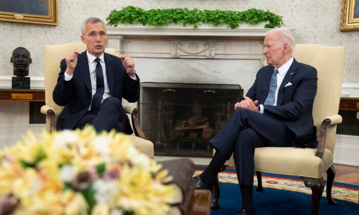 NATO Chief Meets Biden in White House Over Ukraine