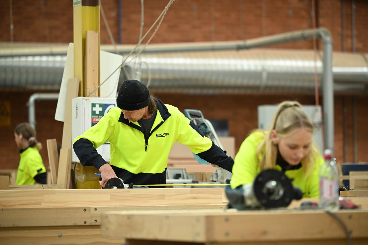 Public Service Industries See Strongest Job Growth in First Quarter