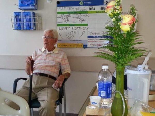 Lily Yu's father watched his wife in the hospital bed (not shown in the photo). (Courtesy of Gan Jing World)