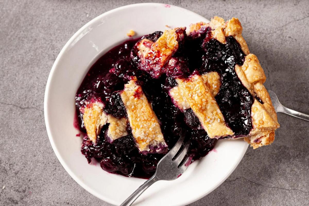 <br/>Be sure to let your finished blueberry pie cool completely prior to slicing. (Courtesy of Amy Dong)