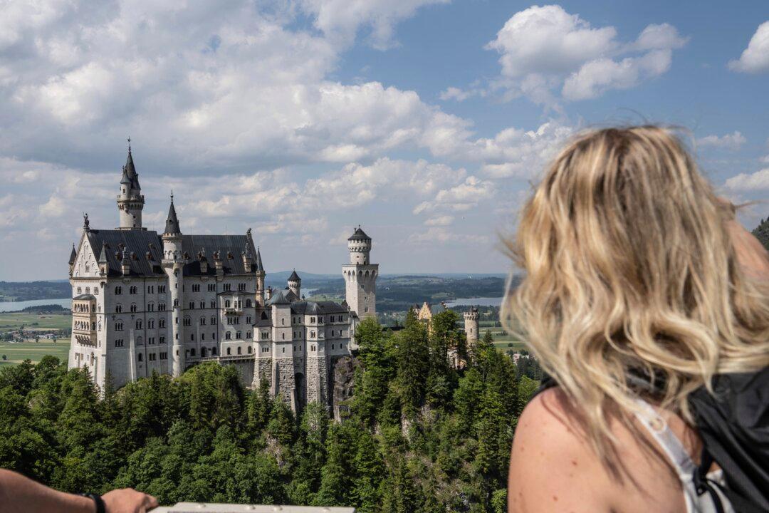 American Arrested for Pushing 2 US Tourists Into Ravine at Germany’s Neuschwanstein Castle, Leaving One Woman Dead