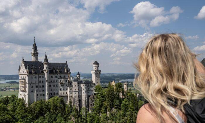 American Arrested for Pushing 2 US Tourists Into Ravine at Germany's Neuschwanstein Castle, Leaving One Woman Dead
