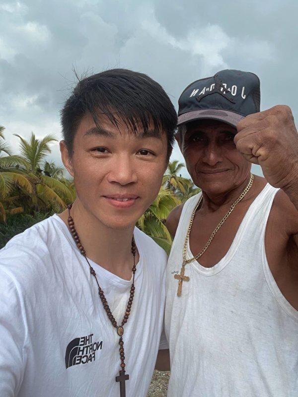 Chen Weijie is with the indigenous people on the border of Panama. (Courtesy of the Chen Weijie)