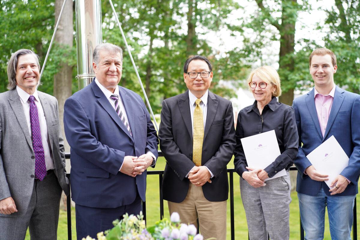 (L–R) Dr. Jeffrey Yager, Middletown Mayor Joseph DeStefano, Dr. Jingduan Yang, Assemblywoman Aileen Gunther, and Brandon Holdridge, a constituent services specialist from the office of state Sen. James Skoufis at the SY Aesthetics ribbon-cutting ceremony in Middletown, N.Y., on June 16, 2023. (Cara Ding/The Epoch Times)