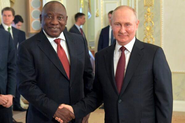 Russian President Vladimir Putin (R) and South African President Cyril Ramaphosa in St. Petersburg, Russia, on June 17, 2023. (Evgeny Biyatov/Agency RIA Novosti via AP)