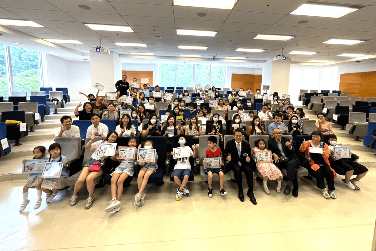 Ivan Wong, Chief Executive of Ocean Park, attended the award presentation ceremony of the “Wellbeing Guardians” program and commended the students who participated in the program with flying colours. (Courtesy of The University of Hong Kong)
