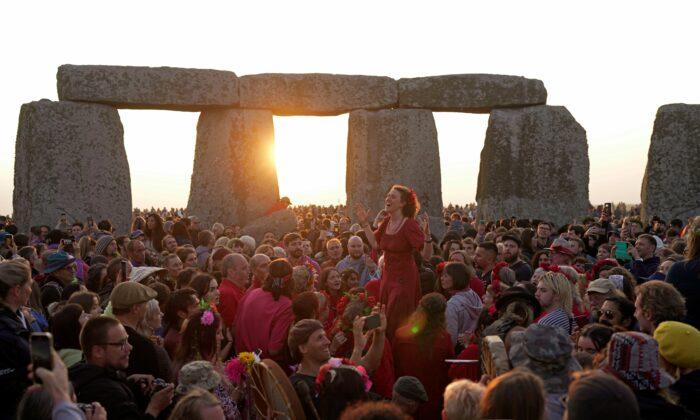 All Hail the Rising Sun! Stonehenge Welcomes 8,000 Visitors for the Summer Solstice