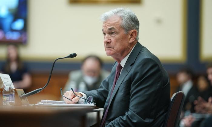 Recent Bank Failures Show More Oversight of Midsize Lenders Needed, Fed's Powell Says