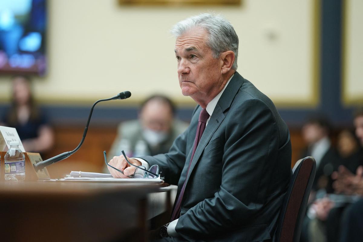 Recent Bank Failures Show More Oversight of Midsize Lenders Needed, Fed’s Powell Says