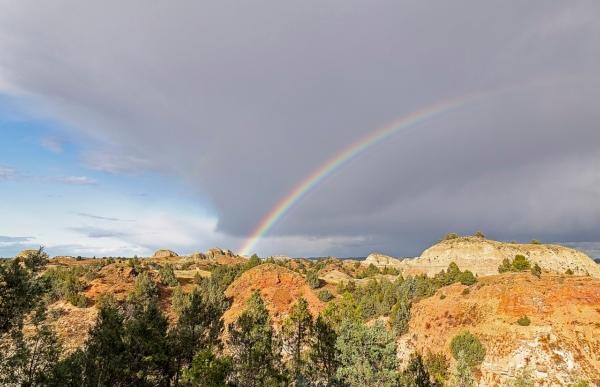 Rainbow over the badlands. (Acroterion/CC BY-SA 4.0)